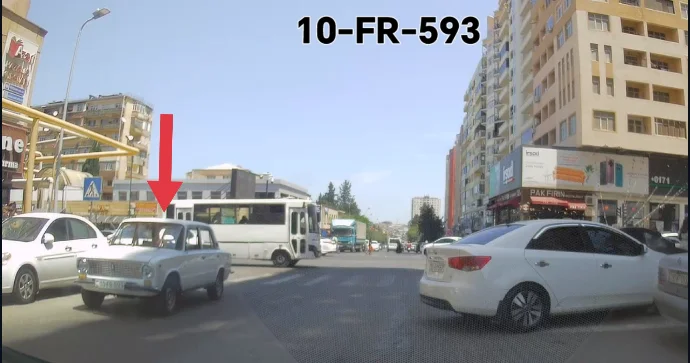 Özünü hamıdan fərqləndirən sürücü yolu tərsinə sürüb qırmızıda keçdi VİDEO