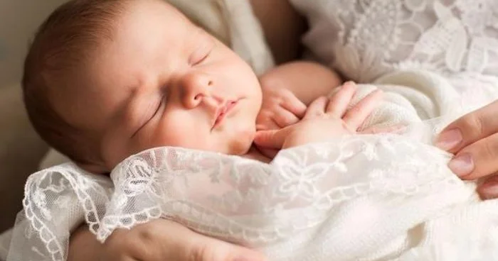 Bəzi pediatrlar uşaq dünyaya gələn kimi süni qida məsləhət görürlər Həkimdən pediatrlara ETİRAZ