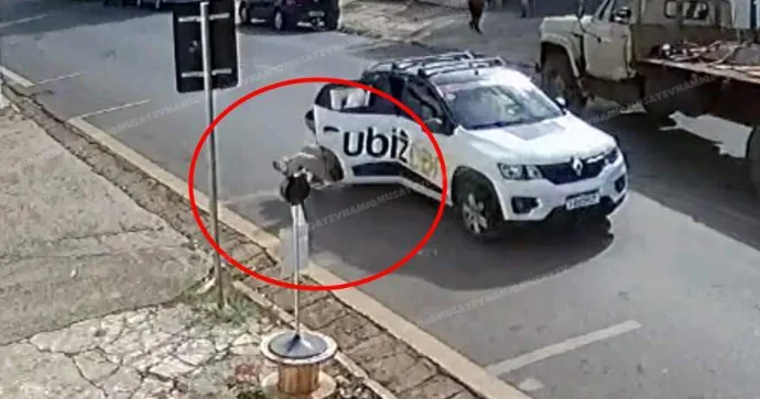 Qadın sərnişin 3 manata görə özünü “Uber” taksidən atdı VİDEO