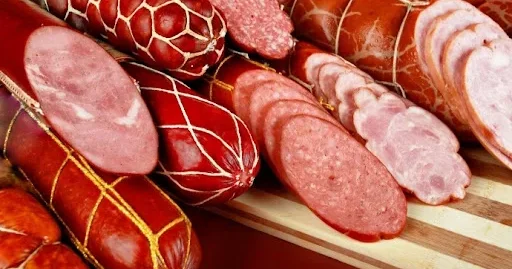 Kolbasa niyə təhlükəlidir? Həkim danışdı