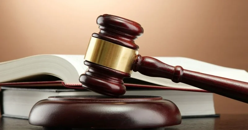 23 il əvvəl azyaşlı qızını öldürən ananın məhkəməsi başlayıb