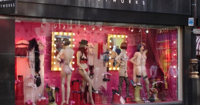 Azərbaycanda ilk dəfə Sex shop (FOTO+18)