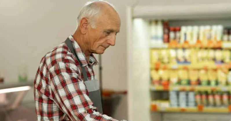 80 yaşlı kişi hələ də supermarketdə işləyir SƏBƏB
