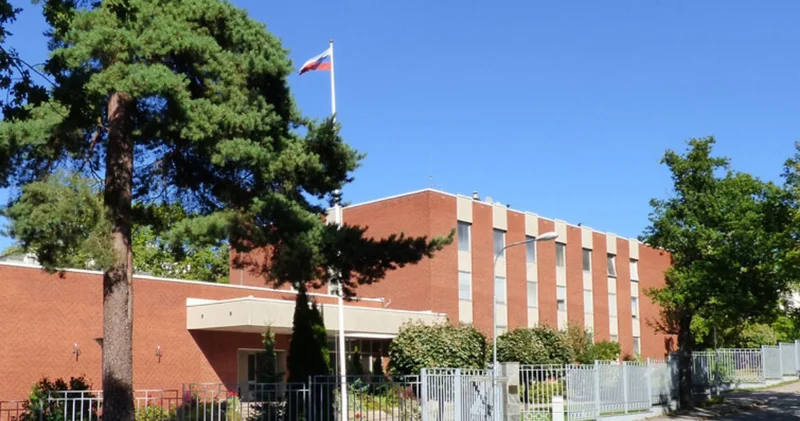 Rusiyanın İsveçdəki Ticarət Nümayəndəliyinin binasına PUA ilə rəngli bağlama atılıb