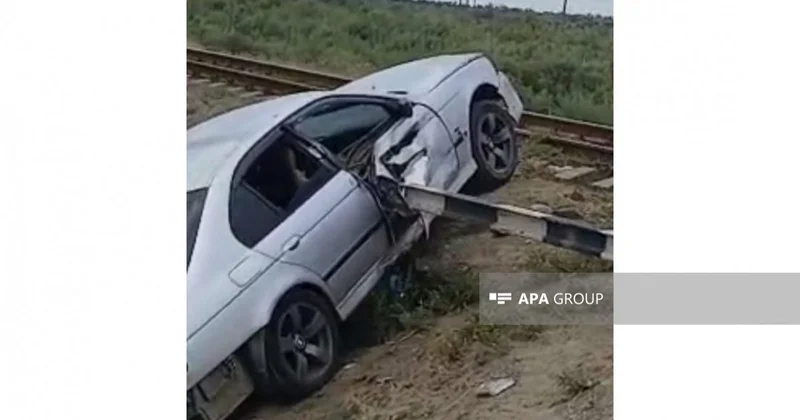 Saatlıda avtomobil dəmir yolu keçidinə çırpılıb, 2 nəfər xəsarət alıb