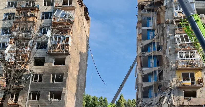 Kiyevə raket hücumu zamanı çoxmərtəbəli bina çöküb AZƏRTAC hadisə yerindən xəbər verir