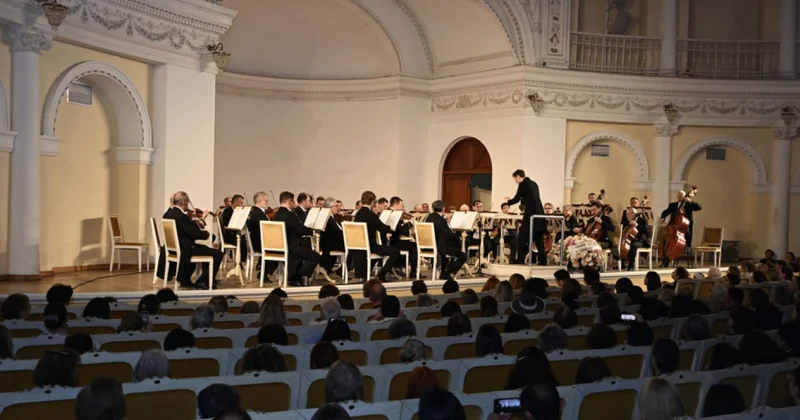 İrandan təxliyə edilən orkestr Bakıda konsert verdi VİDEO