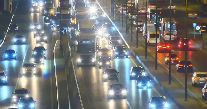 Брошенные неисправные автомобили парализуют дороги Баку: более 850 случаев с начала года