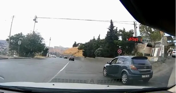 Maşını yolun ortasında saxlayıb sürücüləri yolundan etdi 77 BF 954 VİDEO