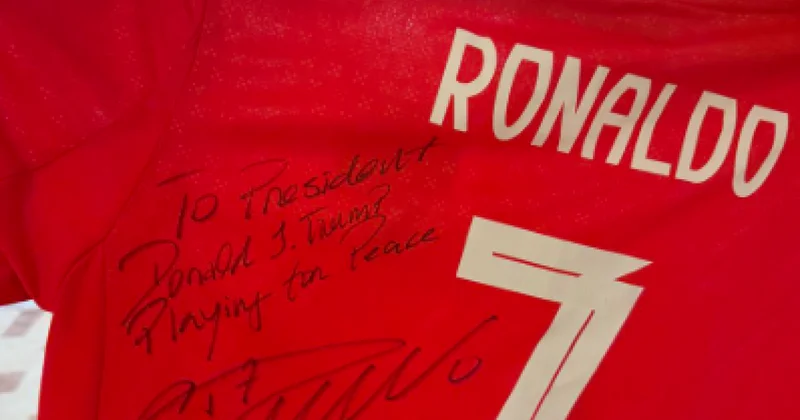 Ronaldo Trampa imzalı formasını göndərdi