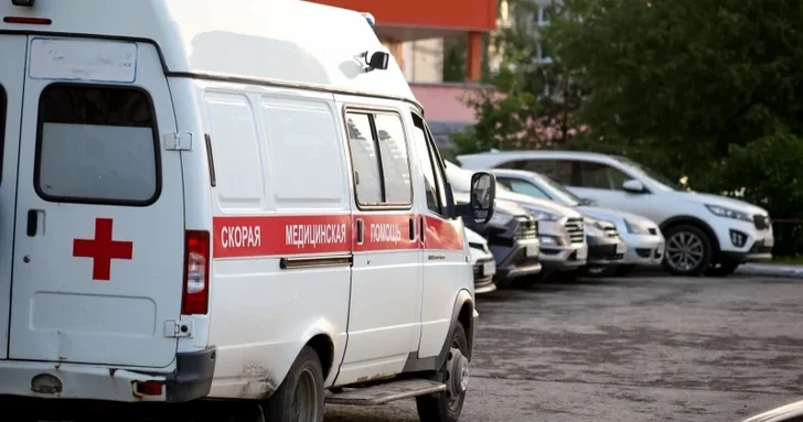 Один человек погиб и трое пострадали при атаках дронов в Курской области России