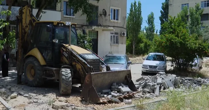 Сняли асфальт и пропали: жители Говсана уже полгода ждут завершения ремонта двора