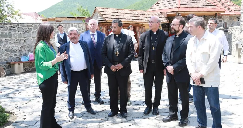 Vatikan kardinalı Şəkinin qədim abidələrini ziyarət edib FOTO