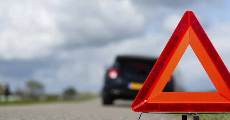 В Агдере перевернулся автомобиль, трое пострадали