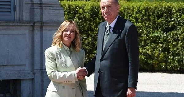 Ərdoğan istədi, Meloni siqareti tərgitdi Video