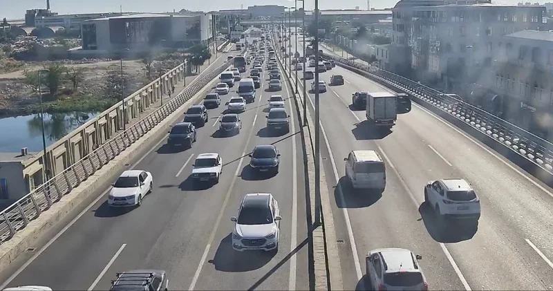 В Баку на ряде улиц и проспектов затруднено движение транспорта