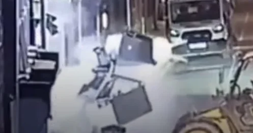 Ağlasığmaz soyğunçuluq: Bankomatı ekskavatorla divardan qopardılar ANBAAN VİDEO