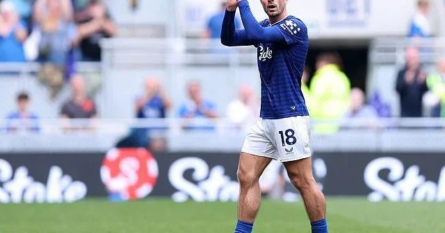 Qriliş 5 aydan sonra “Everton”la məşqlərə qayıdıb