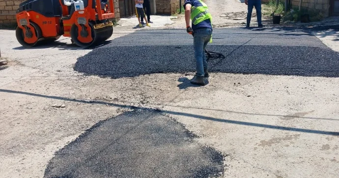 Bələdiyyənin yolu bütövlükdə asfaltlamaq əvəzinə yamaq vurması GÜNDƏM OLDU FOTOSESSİYA