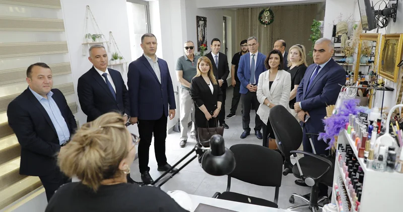 İnsanların istehsal edən, xidmət göstərən vətəndaşlara çevrildiyini görmək sevindiricidir