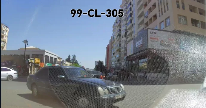 Üstünlüyü olan sürücünün qarşısını kəsib əl qolla etiraz etdi VİDEO