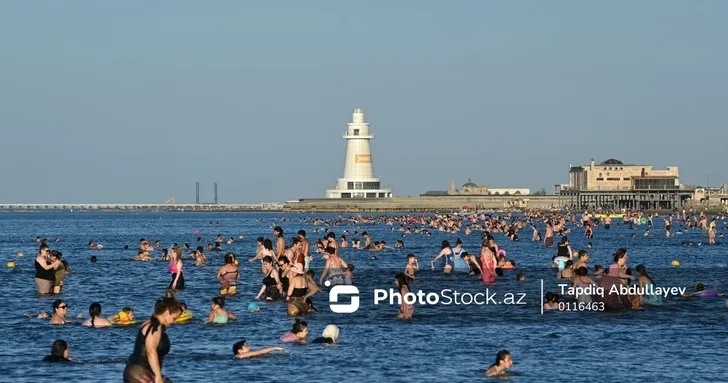 Купальный сезон набирает обороты: какая температура воды ожидается на пляжах Абшерона
