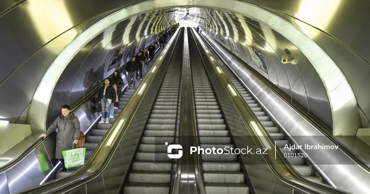 В бакинском метро ребенок пострадал после остановки эскалатора