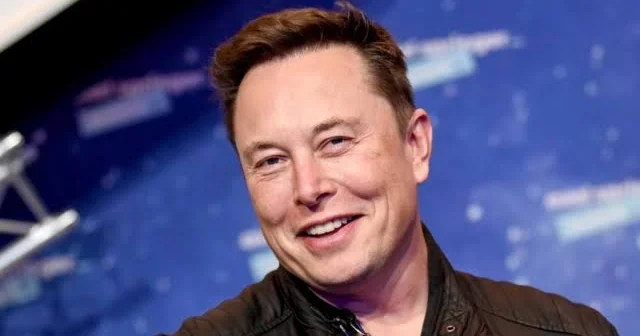 İlon Mask SpaceX in zəfərini kosmodromda mühəndislərlə qeyd etdi