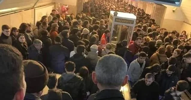 Metroda dəhşətli anlar Azyaşlı uşaq yıxıldı KONKRET