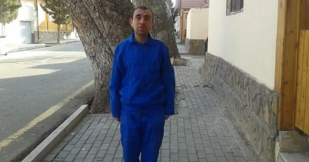 180 manat müavinətlə acınacaqlı vəziyyətdə olan əlil: “İki gözü görməyən anamın pensiyasının ümidinə qalmışam”