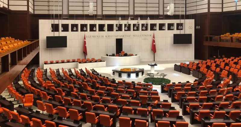 Парламент Турции отменил летние каникулы