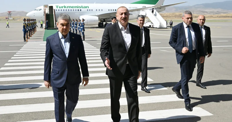 İlham Əliyev Füzulidə Qurbanqulu Berdiməhəmmədovu qarşıladı (FOTO)