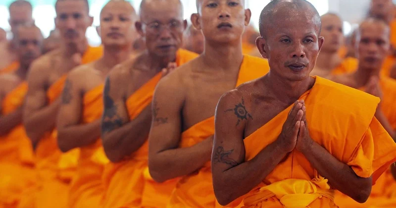 Tailandlı qadın buddist rahibləri şantaj etdi, aldığı pulları kazinoda uduzdu