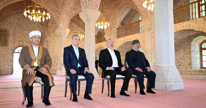 Liderlər Yuxarı Gövhər Ağa məscidində