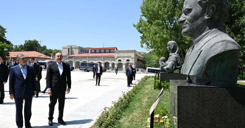 Prezident və Qurbanqulu Berdiməhəmmədov Natəvan, Bülbül və Üzeyir Hacıbəylinin güllələnmiş heykəllərinə baxıb