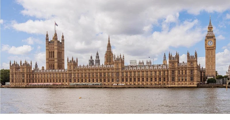 Böyük Britaniya 16 və 17 yaşlılara seçki hüququ verir