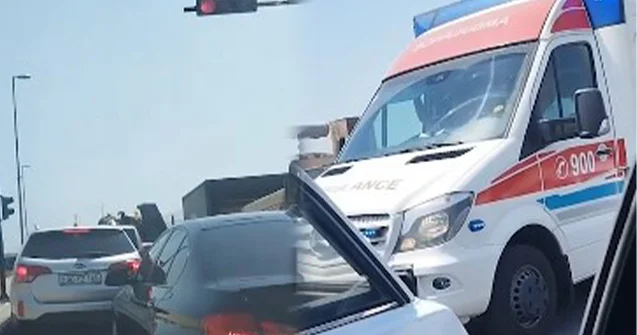 Yeni işıqfor qoyulan prospektdə təcili yardım maşını yolda qaldı Video