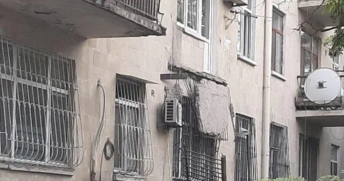 Sumqayıtda binanın eyvanı uçdu Video