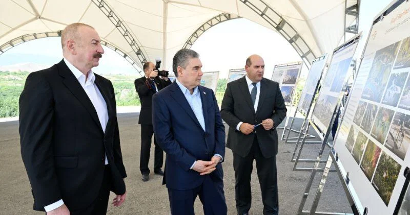 Prezident İlham Əliyev və Türkmənistan Xalq Məsləhətinin sədri Qurbanqulu Berdiməhəmmədov Füzuli şəhərinin dağıdılmış yerlərinə baxıblar FOTO
