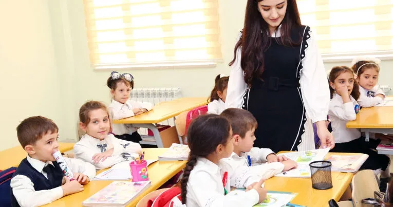 Repetitorlu yay mövsümü: Uşaqlar niyə istirahət etmir?
