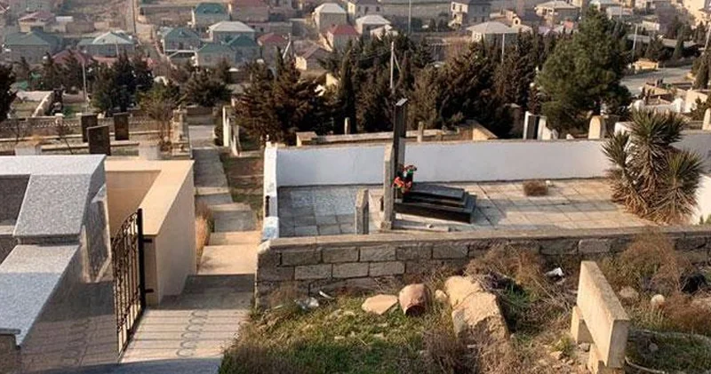 50 minə qəbir yeri satan şöbhə müdiri həbs edilibmiş Hökm oxundu
