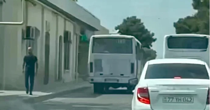 Suraxanıda əks yola çıxan avtobus sürücüsü dairəyə qədər elə getdi VİDEO