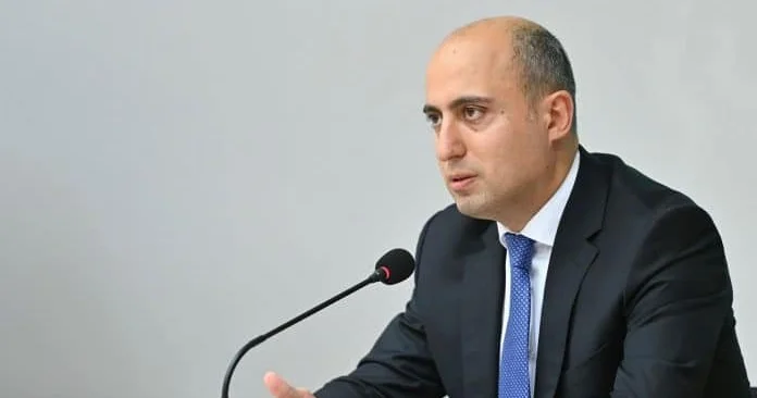 Emin Əmrullayev məzunların qızıl və gümüş nişanla təltifi haqqında əmr imzalayıb