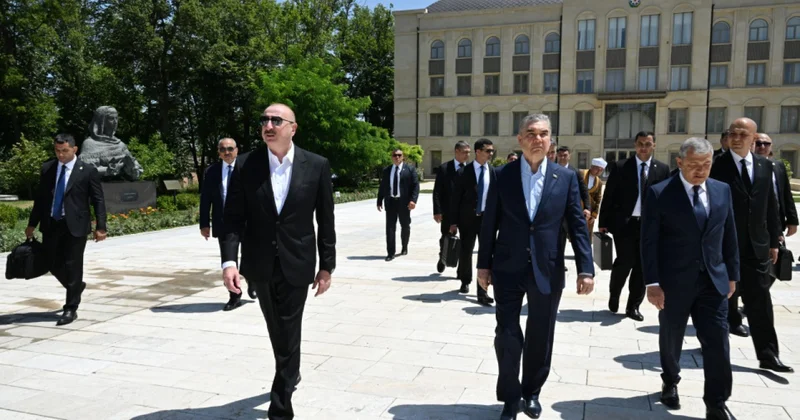 İlham Əliyev və Berdiməhəmmədov Şuşada gülləbaran edilmiş heykəllərə baxdılar FOTOLAR