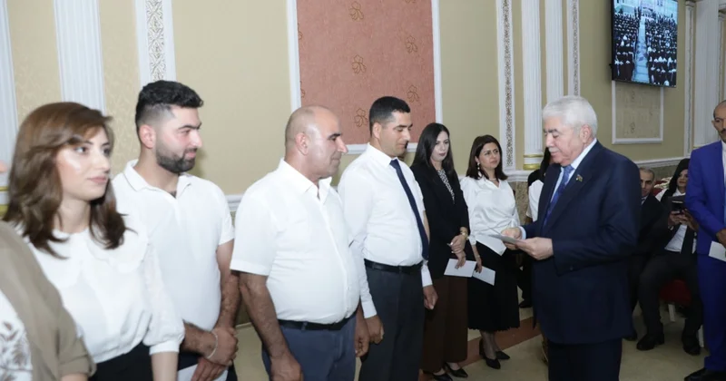 Deputat Ağalar Vəliyev Xaçmazda müəllim və şagirdləri təltif etdi FOTOLAR