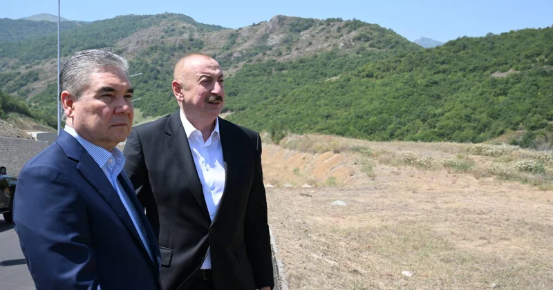 Daşaltı kəndinin fonunda Fotolar