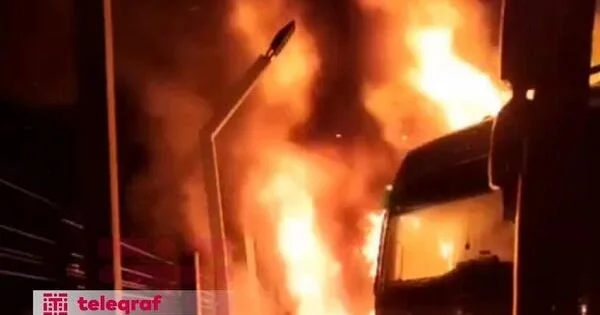 Azərbaycanlıya məxsus TIR ı Tiflisdə yandırdılar Foto