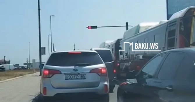 Yolda uzun tıxac yarandı Təcili təcili yardım maşını yolda qaldı