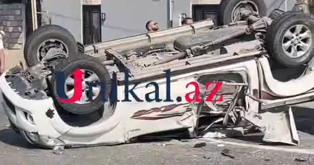 Qubada iki maşın toqquşdu, biri aşdı VİDEO