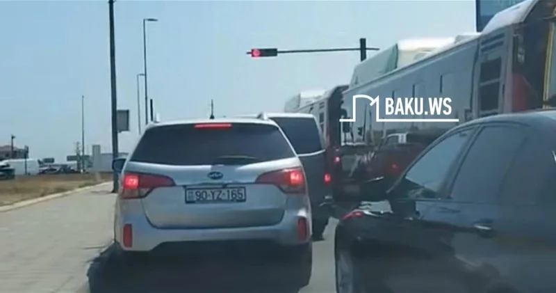 В заторе на проспекте застряла даже машина скорой помощи ВИДЕО